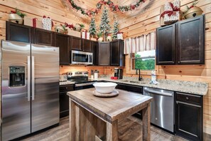 Kylskåp, mikrovågsugn, ugn och spishäll