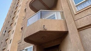 Un edificio moderno con molti balconi e ampie finestre.