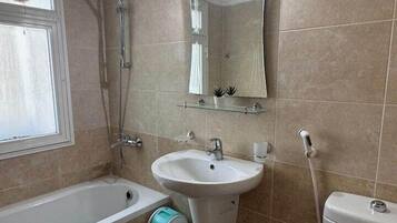 Amenidades de baño gratuitas, jabón, shampoo, papel de baño