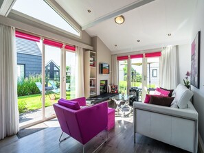TV - Modern Holiday Home in Kattendijke with a Garden (Kattendijke)