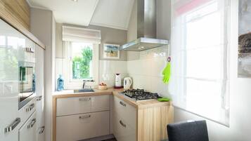 Kühlschrank, Mikrowelle, Herdplatte, Geschirrspüler