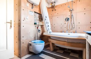 A bathroom with a white toilet, a bathtub, and a shower. - Villa Ulisse Panoramic With Garden and Sea View 200 Mt From the Beach - Gaeta (Gaeta)
