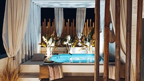 Outdoor spa tub - Palazzo CAVÌ  (Mola di Bari)