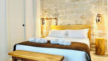 Rom – superior, delvis sjøutsikt | Minibar, safe på rommet, skrivebord og skrivebord for bærbar PC