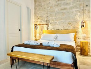 Minibar, in-room safe, desk, laptop workspace - Palazzo CAVÌ  (Mola di Bari)