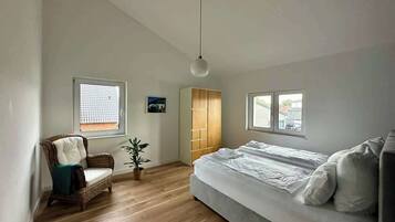 2 Schlafzimmer, Schreibtisch, Bügeleisen/Bügelbrett, Reisekinderbett