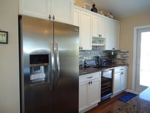 Frigorífico, horno, placa de cocina y lavavajillas
