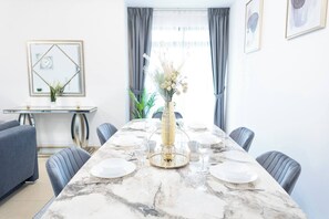 Appartement, 2 chambres, balcon | Restauration