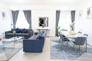 อพาร์ทเมนท์, 2 ห้องนอน, ระเบียง | ห้องนั่งเล่น