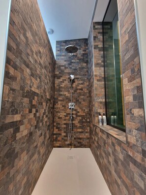 Shower, hair dryer, towels, soap - Charming apartment - Les spas du Sébasto - La Scène - Private Spa & Sauna (Lille)