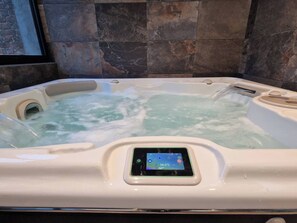 Indoor spa tub - Charming apartment - Les spas du Sébasto - La Scène - Private Spa & Sauna (Lille)