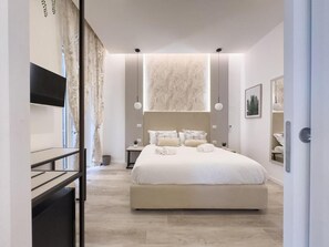 6 habitaciones, escritorio y tabla de planchar con plancha