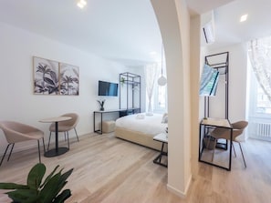 6 bedrooms, desk, iron/ironing board, travel crib