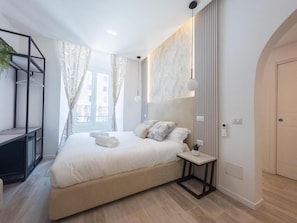 6 bedrooms, desk, iron/ironing board, travel crib