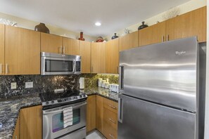 Køleskab, mikrobølgeovn, ovn, kogeplade