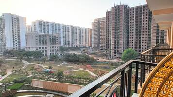 Suíte estúdio superior, sacada, vista para a cidade | Vista da sacada