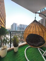 Suite estudio superior, balcón, vistas a la ciudad | Balcón