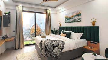 Suíte estúdio superior, sacada, vista para a cidade | Escrivaninha, espaço de trabalho para notebook, quartos à prova de som