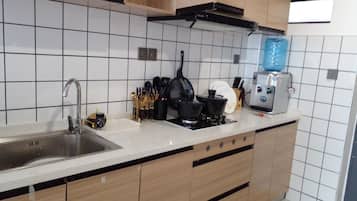 KylskÄp, mikrovÄgsugn, spishÀll och vattenkokare