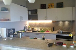 Jääkaappi, mikroaaltouuni, liesi, astianpesukone