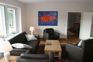 Smart-tv, dvd-spelare, böcker och en stereo