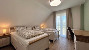 3 soverom, skrivebord, reiseseng for barn og wi-fi (inkludert)