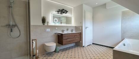 Een douche, een haardroger, handdoeken, zeep