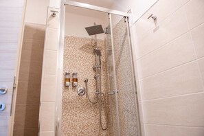 Ducha, secador de pelo, bidé y toallas