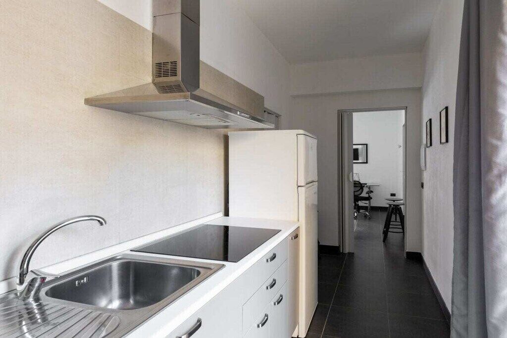 Kühlschrank, Ofen, Herdplatte, Wasserkocher mit Kaffee-/Teezubehör