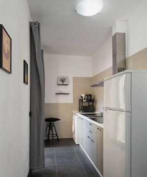 Refrigerador, horno, parrilla de estufa y cafetera y tetera 