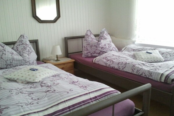 4 bedrooms, iron/ironing board, free WiFi, bed sheets