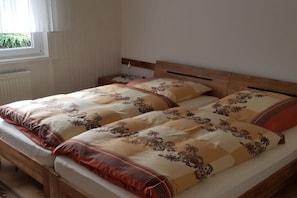 4 slaapkamers, een strijkplank/strijkijzer, gratis wifi, beddengoed