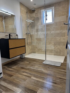 Douche, serviettes fournies, papier toilette