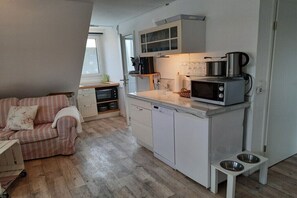 Kylskåp, mikrovågsugn, ugn och spishäll