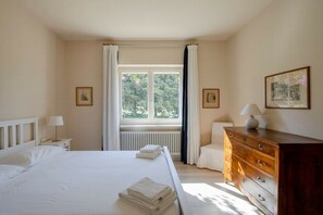 2 habitaciones, tabla de planchar con plancha y cuna de viaje 