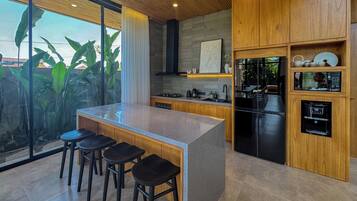 Microwave, cookware/dishes/utensils