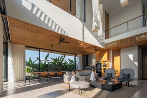 En 65-tommers Flatskjerm-TV med kabel-kanaler