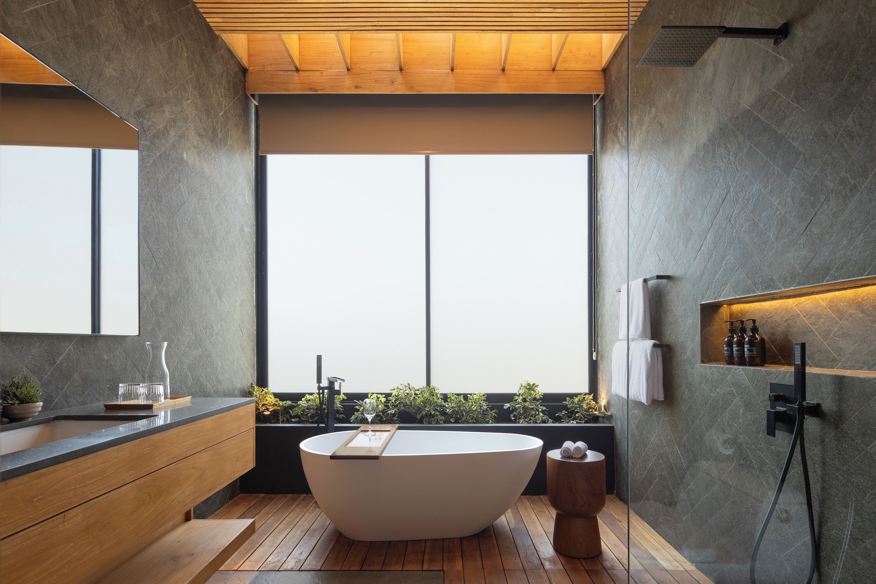 バスローブ、スリッパ、タオル、石鹸