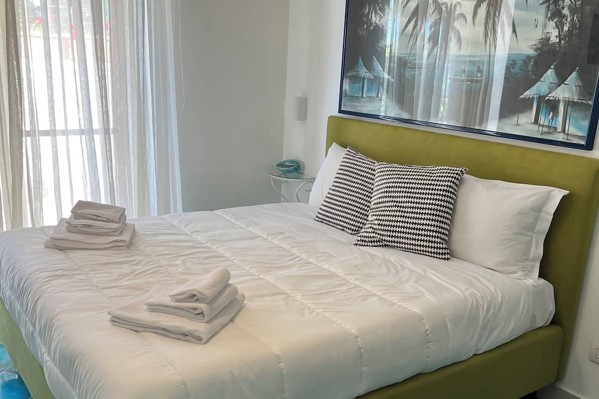 Camera matrimoniale vista giardino (5) | In-room safe, iron/ironing board, free WiFi, bed sheets