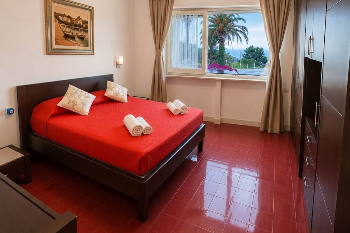 Camera matrimoniale vista piscina (6) | In-room safe, iron/ironing board, free WiFi, bed sheets