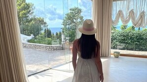 A spacious room with large windows, a tiled floor, and a view of greenery outside. -  La Canostra Capri - luxury ROOM ad Anacapri (Anacapri)