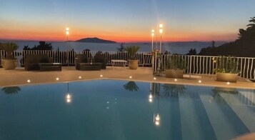 Außenpool (je nach Saison geöffnet), Sonnenschirme, Liegestühle
