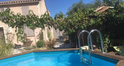 Gite sous le chant des cigales. avec piscine et patio.(accepte les animaux)