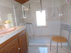 Douche, sĂšche-cheveux, serviettes fournies, savon