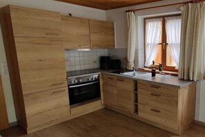 Kühlschrank, Ofen, Herdplatte, Wasserkocher mit Kaffee-/Teezubehör