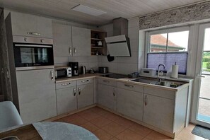 Frigorifero, microonde, forno, piano cottura