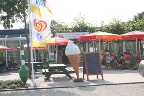 Outdoor dining - Huijsmansverhuur Type A de Luxe Zuiderdiep 39 (Ouddorp)