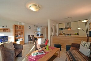 Smart-TV, peis og bøker