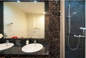 Douche, sèche-cheveux