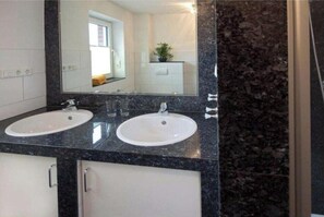 Shower, hair dryer - Holiday apartment Stopperstek (Norddeich)